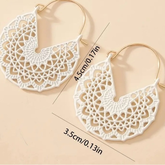 Simple Hollow-Out Earrings - Picture 3 of 3